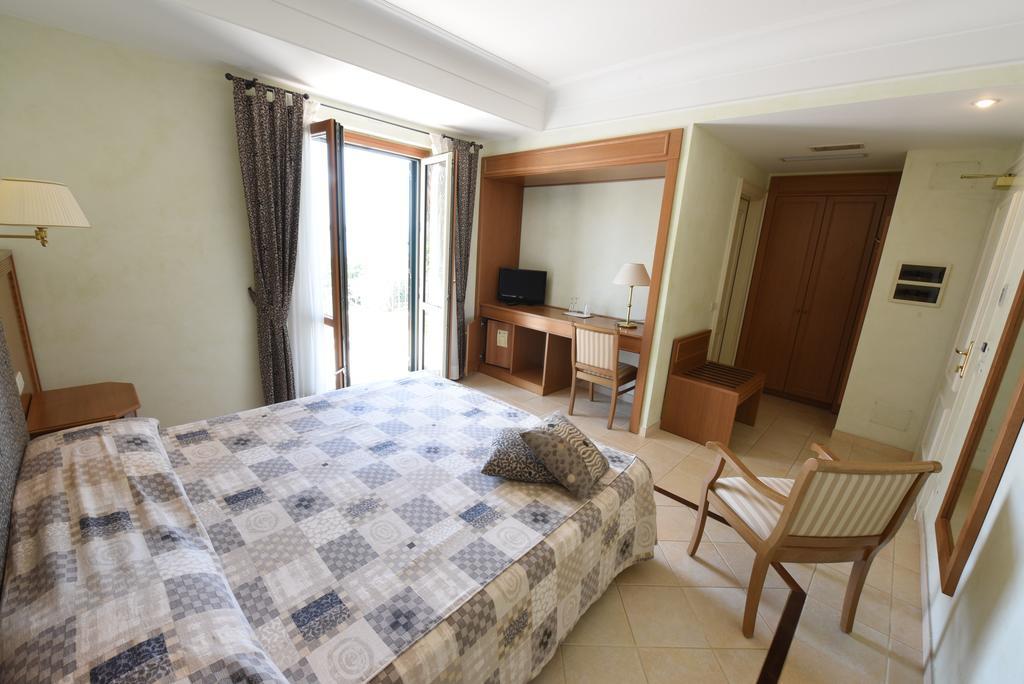 Hotel Ristorante La Lampara Джиццерия Номер фото